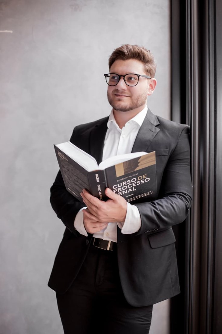 Dr. Mikhael Bueno, advogado criminalista, com o livro Curso de Processo Penal